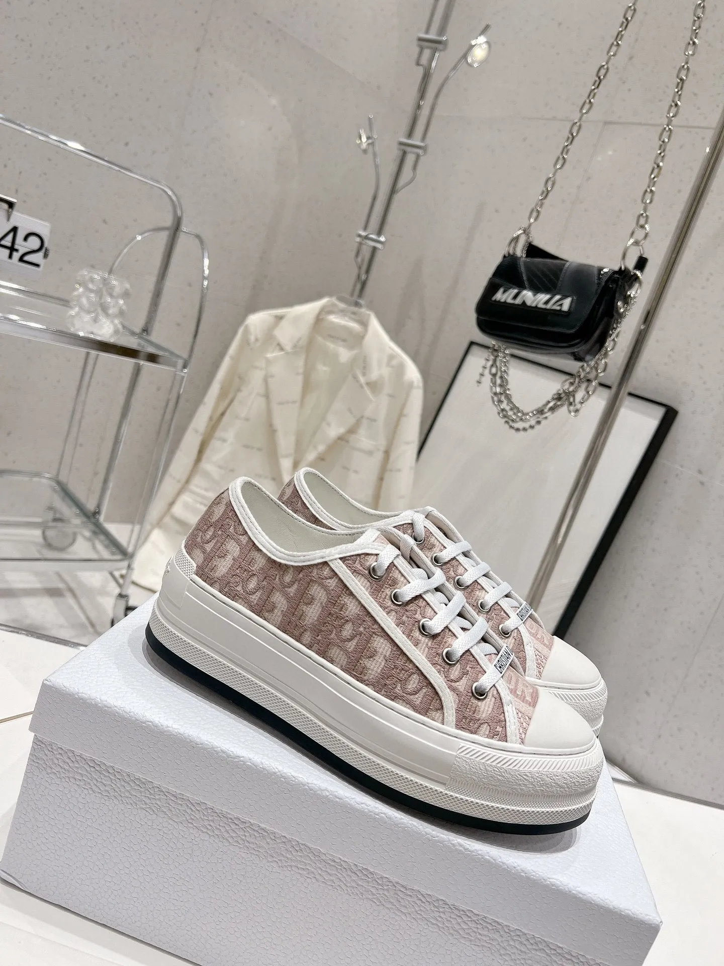 👟👟Ex-factory price P520👟👟 Dior Series Dior Dior 2024 Walk'n Series Presbyopia Embroidery Thick-soled Canvas Shoes Casual Sports Shoes Original Purchase Development Production This Walk'n'Dior thick-soled sneaker is a fashionable item that enhances the style of this series. Oblique printed cotton embroidered upper with comfortable platform sole, tongue and Christian Dior Paris signature laces. Can add fashionable temperament to all kinds of casual looks ▪️Fabric: Original customized imported Oblique printed embroidery ▪️Lining: Imported soft sheepskin lining ▪️Outsole: Original exclusive molded TPU material ▪️Sole thickness: 4.5CM ▪️Size: Women's 35-40